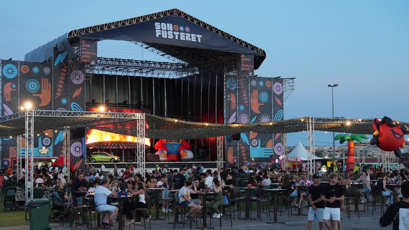 Mallorca Burger Fest con zona de mesas llena