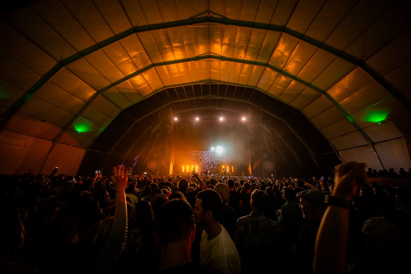 Interior de la carpa cubierta durante un concierto