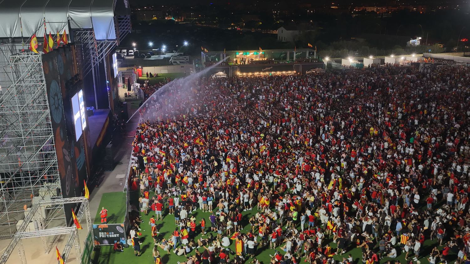 Fan zone de fútbol con el recinto lleno