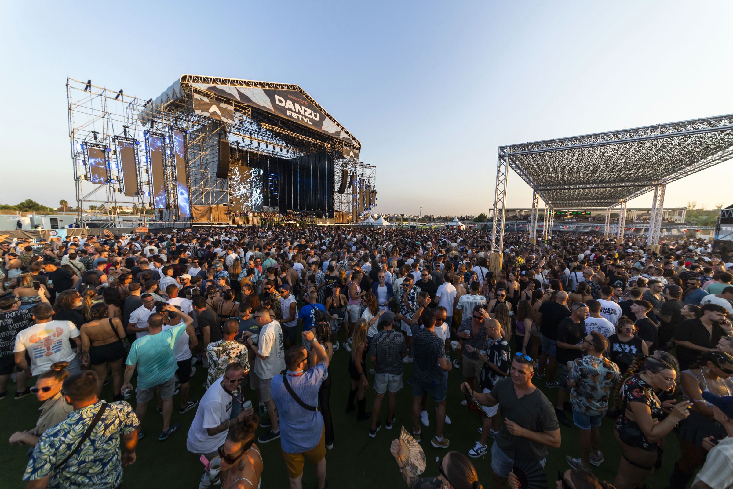 El recinto de Son Fusteret lleno de público a plena luz del día frente al escenario principal
