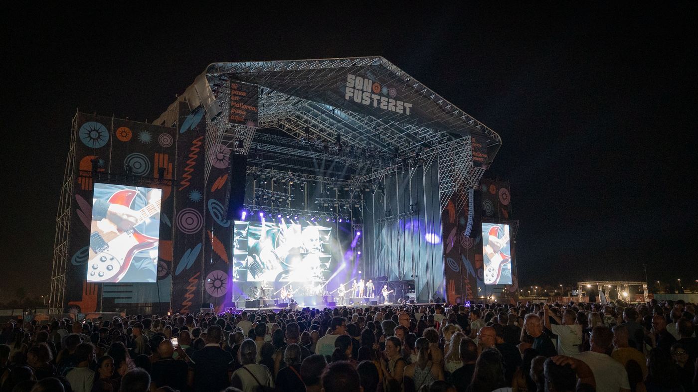 Escenario principal con las dos pantallas LED laterales encendidas