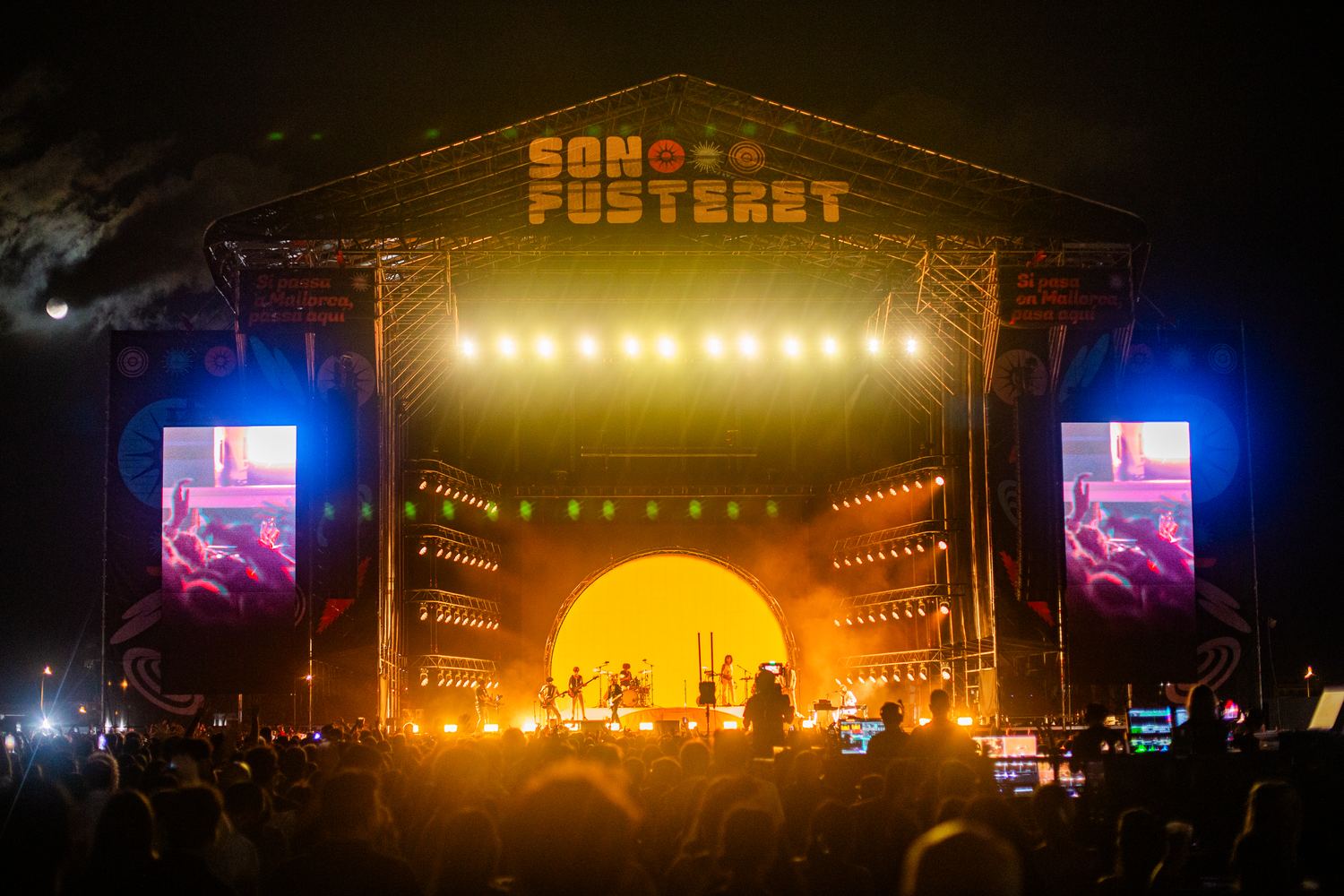 Concierto en el escenario principal de noche