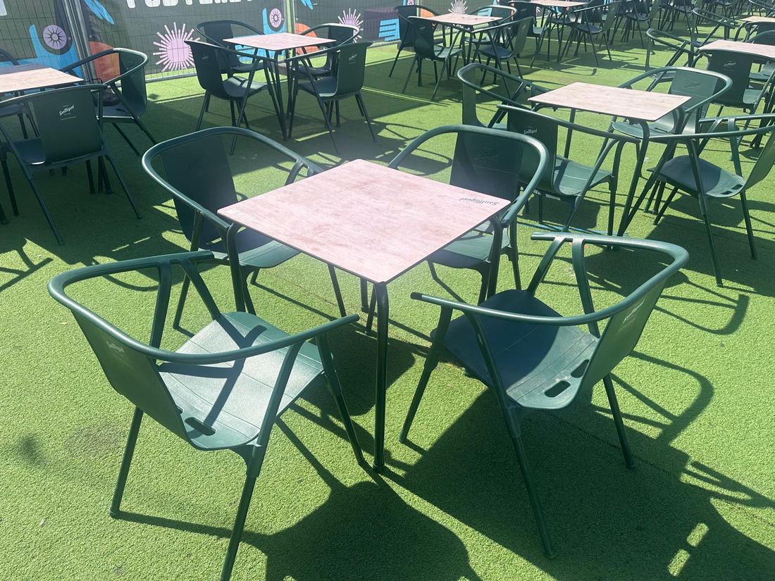 Mesas y sillas del garden con la marca impresa en la tapa y el respaldo