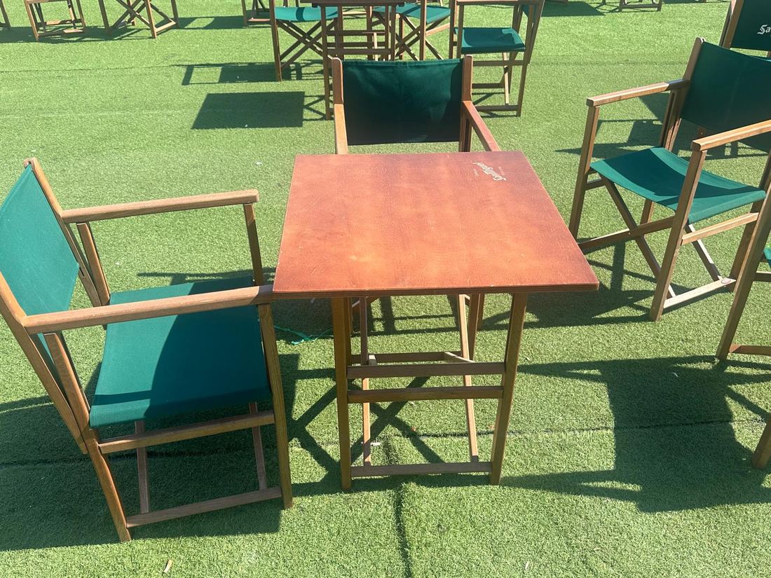 Mesa y silla menorquina con el logotipo grabado a fuego