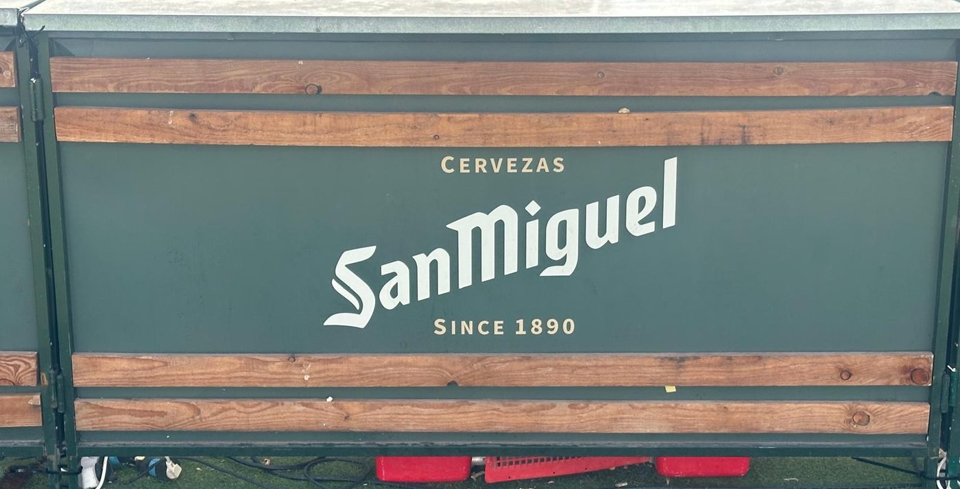 Mostrador de barra con la rotulación de la marca actual