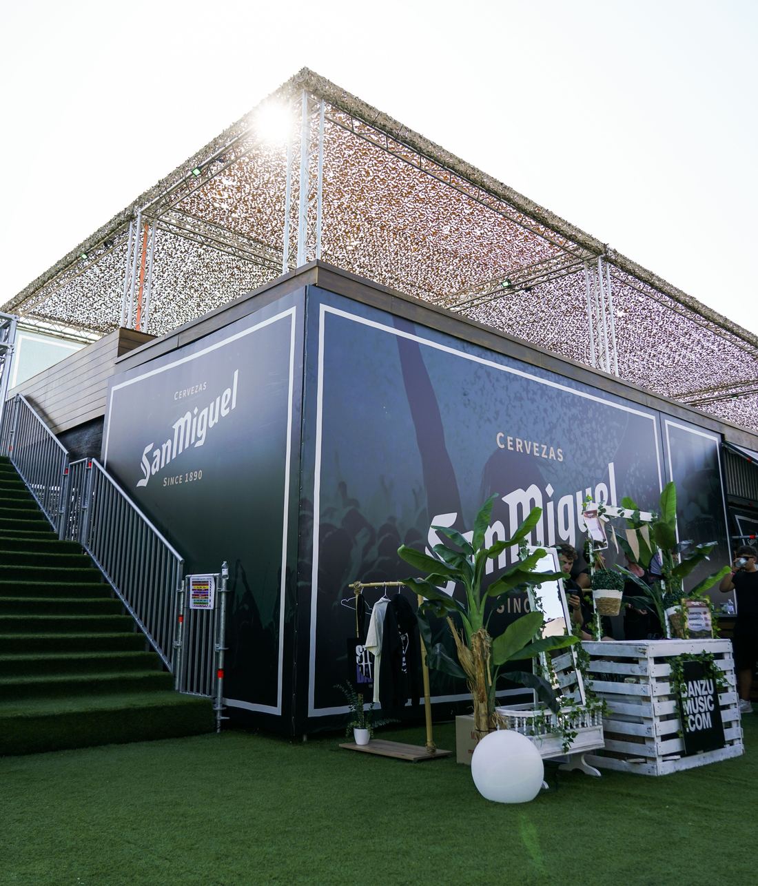 Fachada exterior del VIP vestida entera con la marca de cerveza