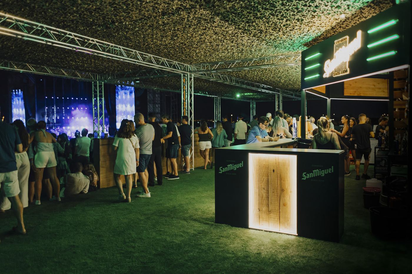 Barra del VIP con rótulo luminoso de noche